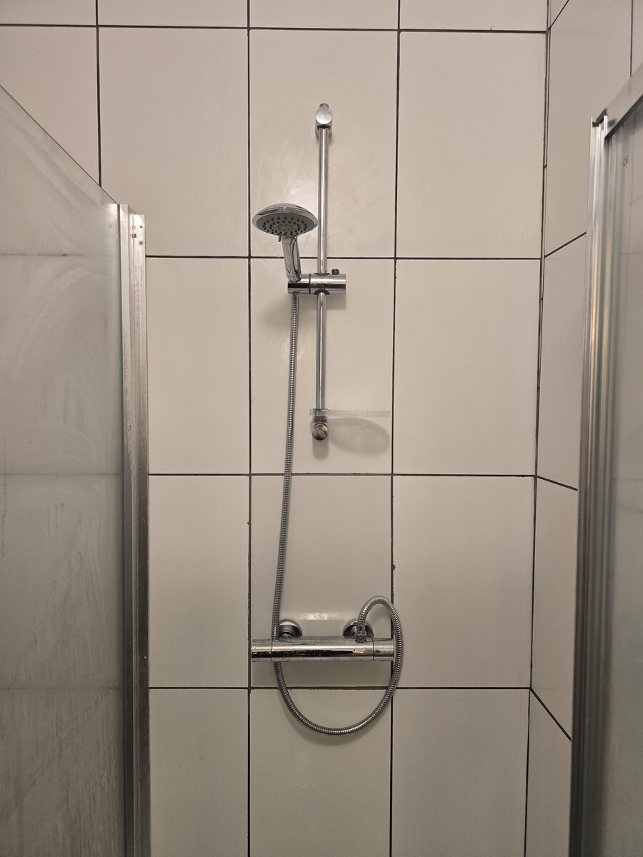 Shower installation